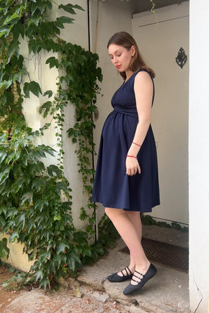 Σκούρο μπλε κομψό φόρεμα εγκυμοσύνης με σούρες -  - soonMAMA - Η σωστή προσθήκη στην κομψή και άνετη εγκυμοσύνη! - Παλτά για έγκυες