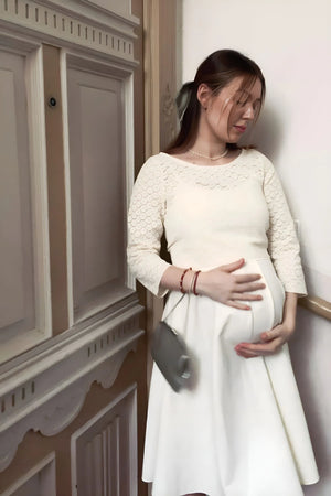 Εκρού φόρεμα εγκυμοσύνη και θηλασμού με δαντέλα - Φόρεμα - soonMAMA - Η σωστή προσθήκη στην κομψή και άνετη εγκυμοσύνη! - Παλτά για έγκυες