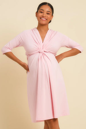 Βαμβακερό φόρεμα εγκυμοσύνης με κόμπο σε ροζ ανοιχτό - Φόρεμα - soonMAMA - Η σωστή προσθήκη στην κομψή και άνετη εγκυμοσύνη! - Παλτά για έγκυες